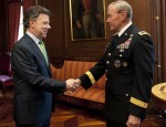 Presidente de Colombia, Juan Manuel Santos Calderón y el General estadounidense, Martin E. Demsey tratan sobre cooperación militar. Fot: Srgento de los EEUU Sun L. Vega