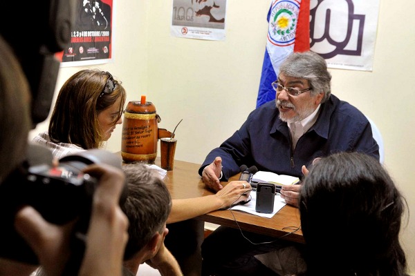 El presidente constitucional de Paraguay, Fernando Lugo, con un  grupo de periodistas después de su destitución a manos del Congreso - Foto: Prensa Fernando Lugo