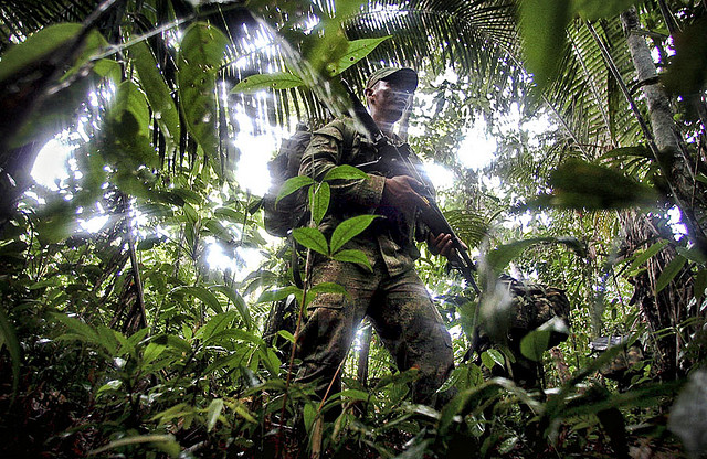 Los 250.000 efectivos del Ejército son  los principlaes responsables de implementar el Plan Colombia y de asegurar los intereses de grandes monopolios trasnacionales y locales - Foto:  Mauricio Moreno Valdés