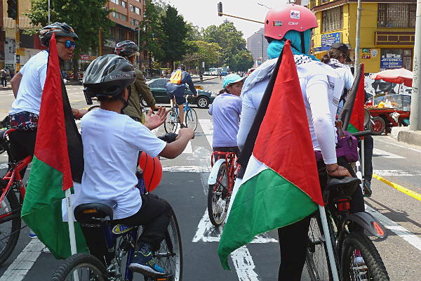 Durante el recorrido en bicicleta por el centro de Bogotá, los manifestantes demostraron su solidaridad con Palestina. Foto: Marcela Zuluaga.