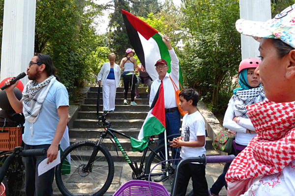 Ciclistas, activistas y ciudadanos rechazaron el paso del Giro de Italia por Jerusalén y se solidarizaron con el pueblo palestino. Foto: Marcela Zuluaga.