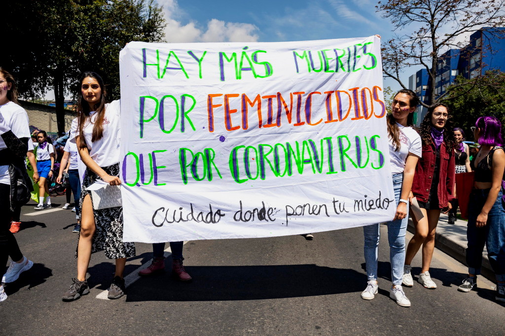 Dos jóvenes llevan una pancarta que dice "Hay más muertes por feminicidios que por coronavirus, cuidado dónde ponen tu miedo". Foto: Leidy Benítez