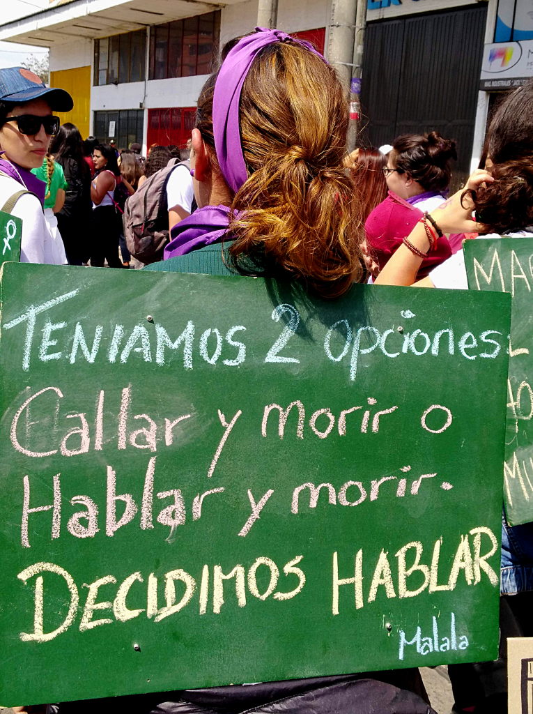 Mujer con cartel que dice: "Teníamos dos opciones: callar y morir, o hablar y morir. Decidimos hablar" - Malala. Foto: Andrea Umaña