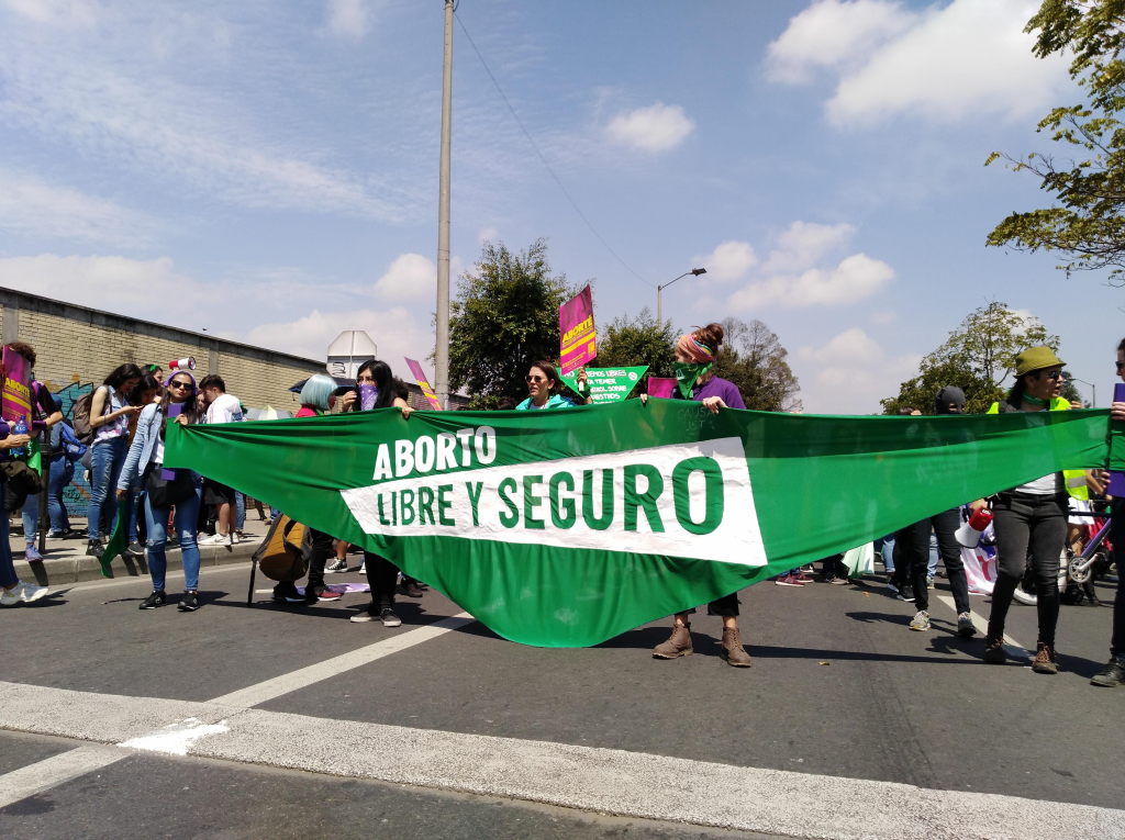 Manifestantes con pañuelo gigante que dice: "Aborto libre y seguro". Foto: Andrea Umaña