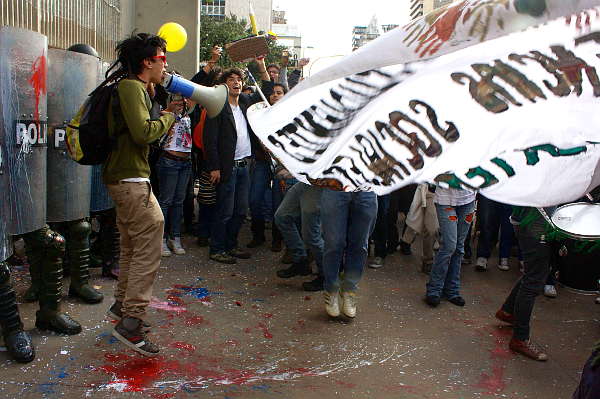 Los estudiantes han demostrado una enorme creatividad en sus protestas - Foto: Plaxy