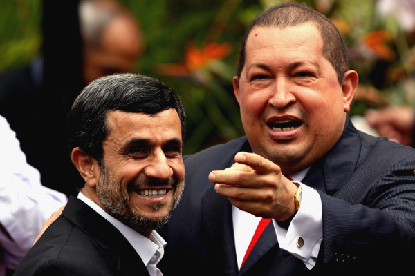 Bienvenida al presidente iraní, Mahmoud Ahmadineyad, por su par venezolano, Hugo Chávez - Foto: @chavezcandanga