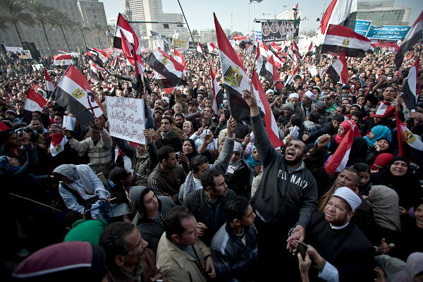 Egipcios conmemoran en la Plaza Tahrir el primer aniversario del levantamiento popular que puso fin a casi 30 años de gobierno de Hosni Mubarak - Foto: Zvetan Lalov