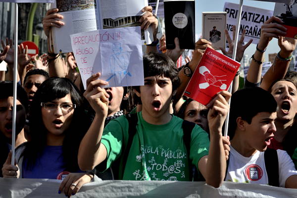Miles de estudiantes se manifestaron en 22 ciudades del Estado español contra los recortes a la educación impuestos por el gobierno de Mariano Rajoy - Foto: Pierre Rocke Castell