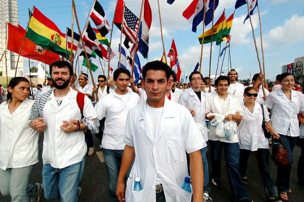 Estudiantes de la Escuela Latinoamericana de Medicina marchan el 1 de mayo por La Habana - Foto: Bill Hackwell