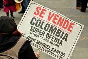 Cartel de protesta contra implantación del TLC - Foto: Agencia Prensa Rural