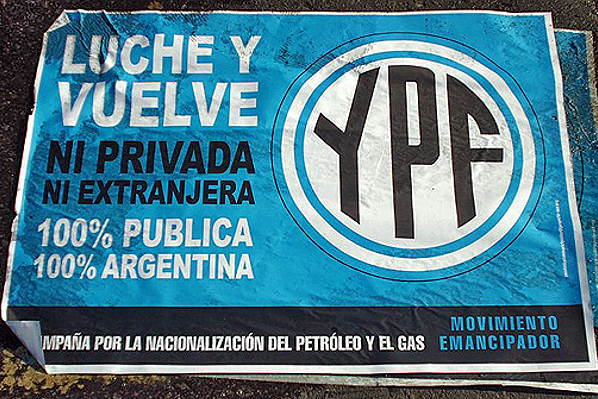 Carteles por la nacionalización de YPF en Argentina