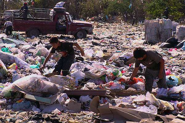 Medio millón de niños en América Latina intentan sobrevivir entre la basura - Foto: Roberto Maya