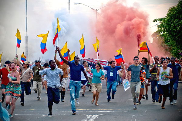 Miles de organizaciones sociales exigen un proceso hacia la paz con justicia social en Colombia, que afronta poderosos enemigos y enormes obstáculos - Foto: Agencia Prensa Rural