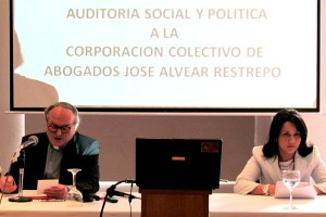 Josef Sayer y Soraia Mendes de la comisión de auditoría al Ccajar presentan los resultados de la acción de control social a esta organización defensora de derechos humanos - Foto: Andrés Monroy Gómez