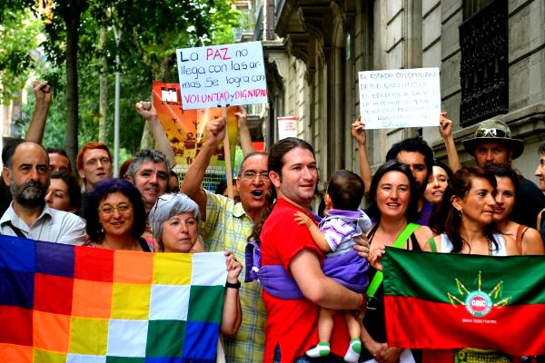 Organizaciones sociales, defensores de derechos humanos y ciudadanos y ciudadanas demostraron su solidaridad con los indígenas del Cauca frente al consulado colombiano en Barcelona - Foto: Liz Rincón Suárez