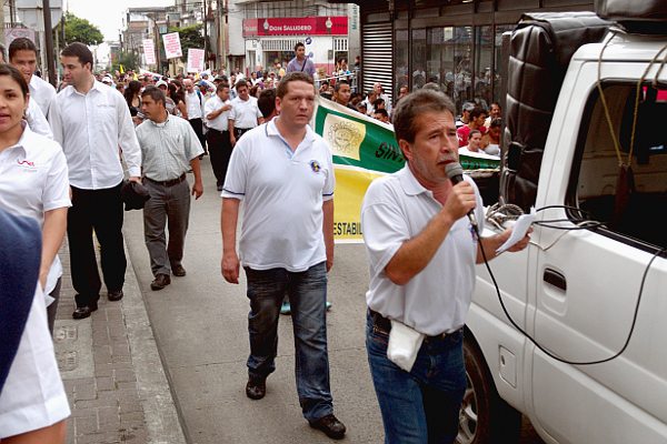 Gerardo Santibáñez (derecha) junto a trabajadores de Sintraemsdes y organizaciones sociales de Pereira en una marcha contra la liquidación de Multiservicios y el endeudamiento de Aguas y Aguas - Foto: Omar Vera
