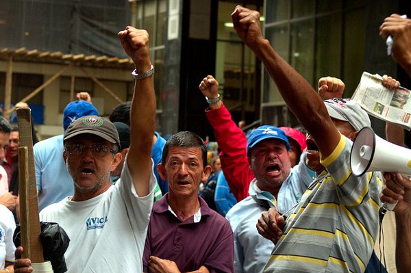 Los obreros de la Vidriera de Caldas han completado 167 días de resistencia al cierre de la empresa - Foto: Omar Vera