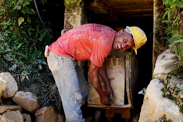 En Marmato (Caldas), los mineros tradicionales y artesanales ven amenazado su trabajo y sustento por la entrada de las grandes trasnacionales que buscan hacer extracción de oro a cielo abierto - Foto: Natalia Margarita Parada
