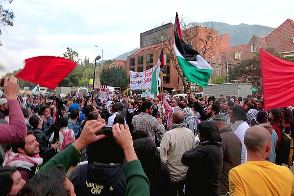 Unas 400 personas, entre colombianos y palestinos, protestaron frente a la embajada de Israel para protestar por los ataques que ese país realiza contra la Franja de Gaza - Foto: Natalia Margarita Parada