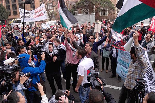Miembros de la comunidad palestina en Bogotá, junto con centenares de personas solidarias con el drama de este pueblo, protestaron frente a la embajada de Israel contra los bombardeos en Gaza - Foto: Omar Vera