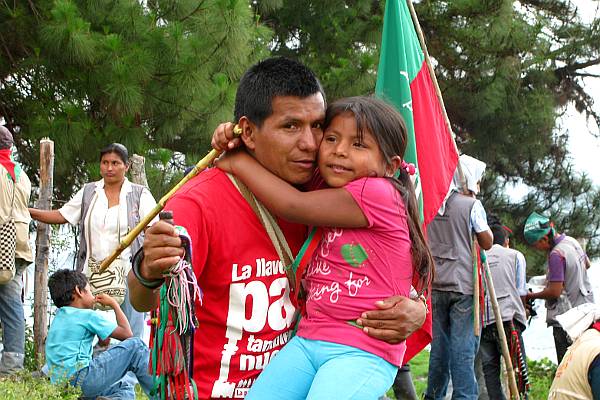 El líder indígena Manuel Antonio Pequí junto a su hija - Foto: Andrés Gómez