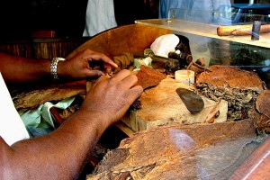 Torcedor de tabaco cubano - Foto: Roel Wijnants (CC-BY-NC)
