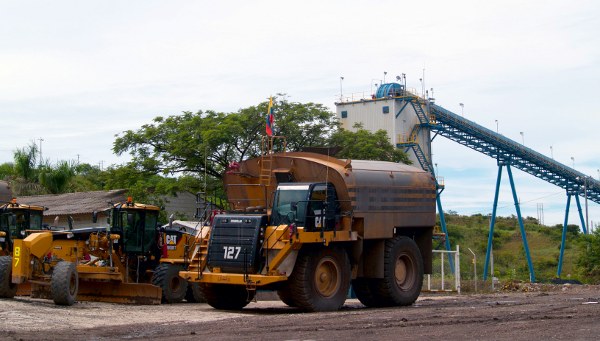 El mantenimiento mecánico de la maquinaria usada en la mina de La Jagua de Ibirico es una de las labores esnciales que la Glencore subcontrata actualmente - Foto: Omar Vera