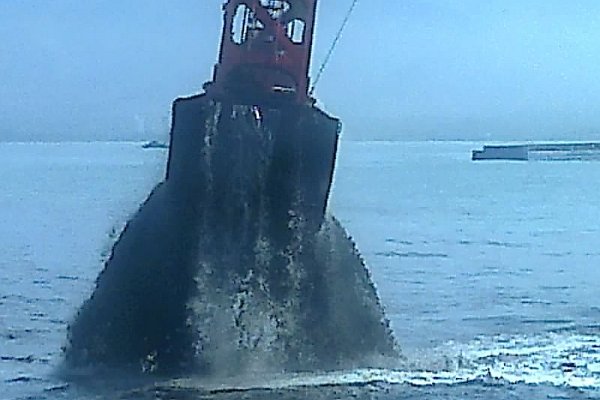 Hace algunas semanas, la trasnacional Drummond protagonizó unescándalo por contaminar con 500 toneladas de carbón la costa de Santa Marta - Foto: Alejandro Arias