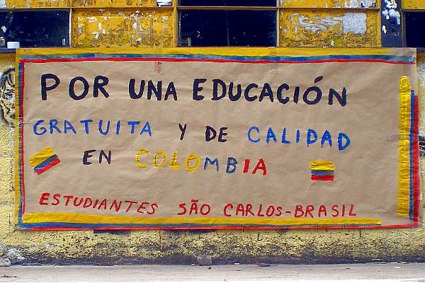 Estudiantes colombianos en Brasil discuten también la propuesta de ley alternativa de educación superior - Foto: María Mercedes Gamboa