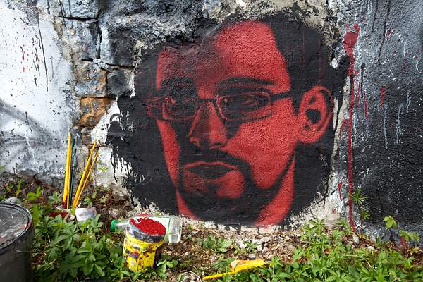 Edward Snowden - Mural y foto: Thierry Ehrmann