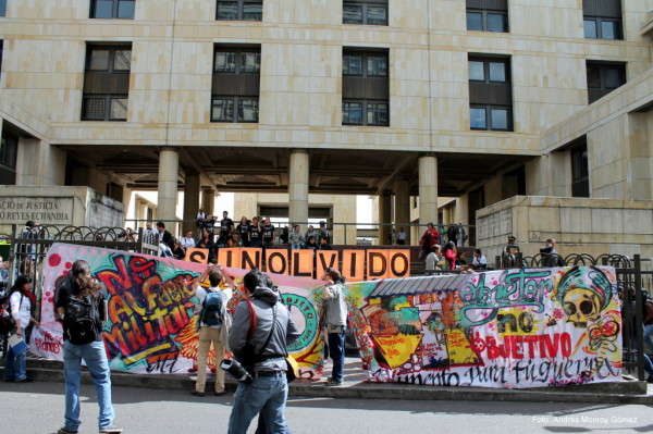 Dversas organizaciones defensoras de derechos humanos se reunieron junto a la Corte Constitucional para decirle no a la reforma al fuero penal militar - Foto: Andrés Monroy Gómez