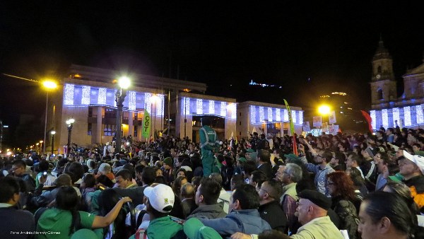 Más de 30.000 personas se manifestaron para rechazar el autoritarismo del procurador Ordóñez y respaldar al alcalde Petro - Foto: Andrés Monroy Gómez