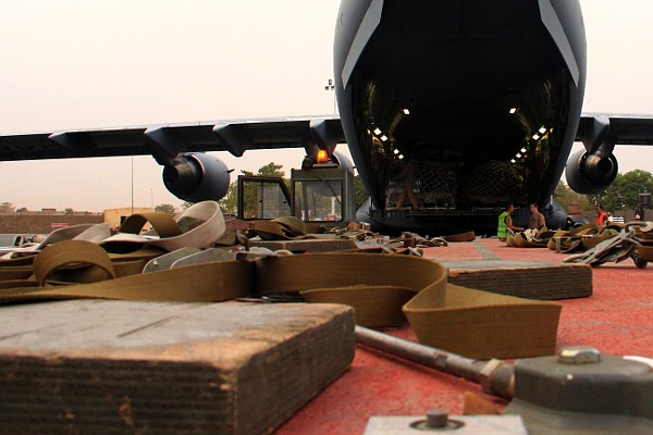 Soldados franceses y estadounidenses preparan un embarque de armamento y equipos militares para las operaciones en Malí - Foto: Brandi Hansen