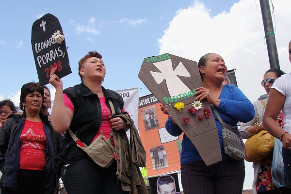 Las madres de Soacha protestan contra visita de Uribe al municipio - Foto: Camila Ramirez