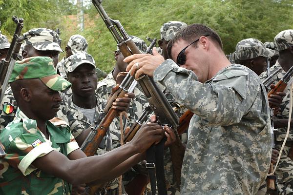 Militares de Estados Unidos pasan revista a las fuerzas armadas de Malí - Foto: Ken Bergmann