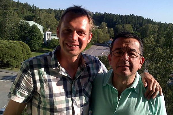 Joaquín Pérez Becerra (derecha) acompañado por Jens Holm (izquierda) - Foto: Archivo particular