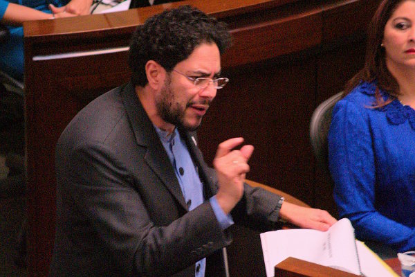 Iván Cepeda expone el resultado de sus investigaciones en el debate de control político contra Álvaro Uribe - Foto: Omar Vera