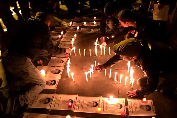 Una luz por Ayotzinapa en Bogotá - Foto: Omar Vera
