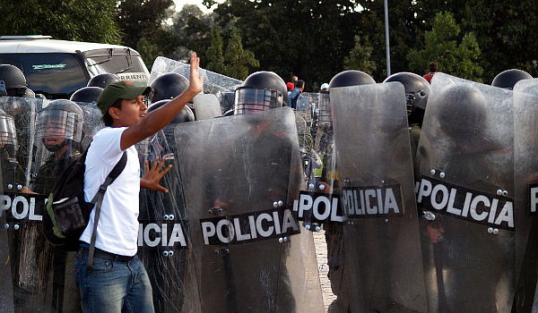 A pesar de las agresiones por parte de la Policía, los maestros mantienen su plantón, a la espera de soluciones de fondo por parte de la ministra Parody - Foto: Omar Vera