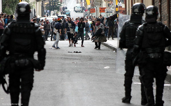 Luego del desalojo de la Plaza de Bolívar, los policías persiguieron a los manifestantes por las calles aledañas - Foto: Andrés Monroy Gómez
