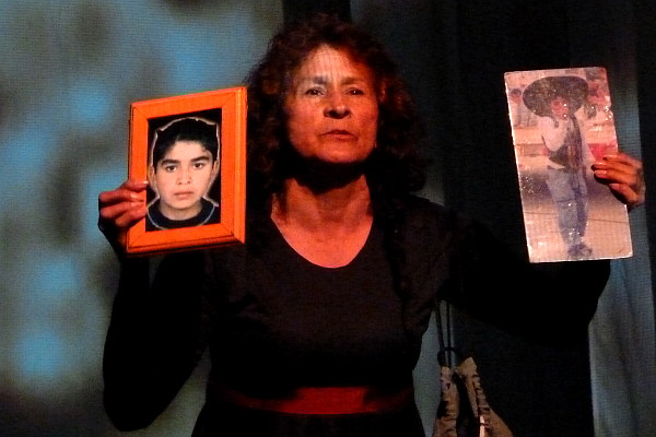 Las madres de los desaparecidos de Soacha hicieron parte de la entrega del informe con la obra de teatro "Antígona: tribunal de mujeres" - Foto: Marcela Zuluaga Contreras