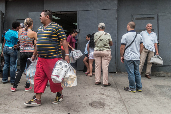 La especulación y la reventa clandestina de los productos de primera necesidad están dentro de las principales preocupaciones de los movimientos sociales en Venezuela - Foto: Julio César Mesa