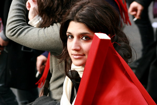 Una joven griega lleva consigo una bandera roja durante una protesta en Atenas – Foto: George Laoutaris