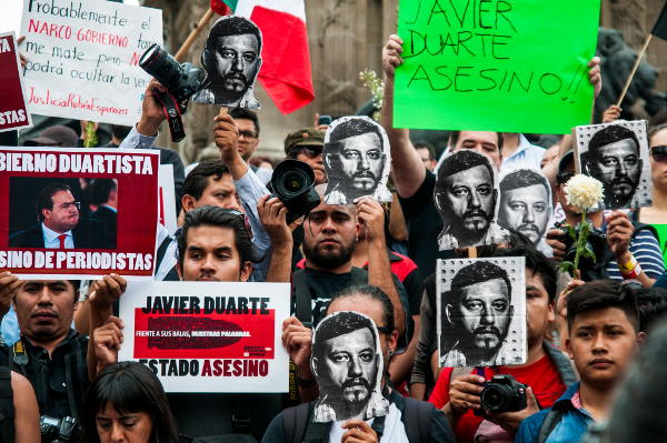 Reporteros marchan para rechazar el asesinato del periodista Rubén Espinosa y cuatro mujeres en Méxcio DF, entre las cuales estaría una colombiana - Foto: Eneas de Troya