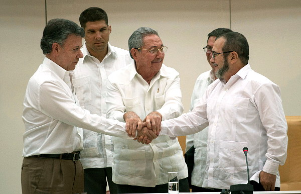 Juan Manuel Santos, 'Timoleón Jiménez' y Raúl Castro se dan la mano en La Habana - Foto: César Carrión, presidencia
