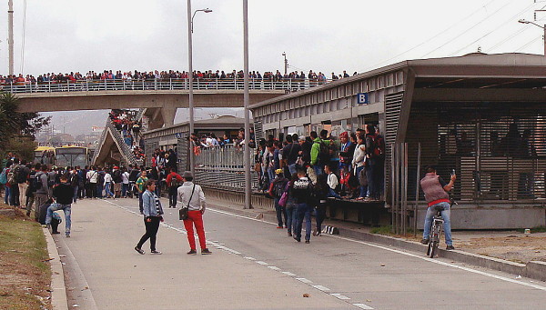 Miles de ciudadanos cerraron las vías para protestar por el mal servicio de Transmilenio. Foto: Camila Ramírez.