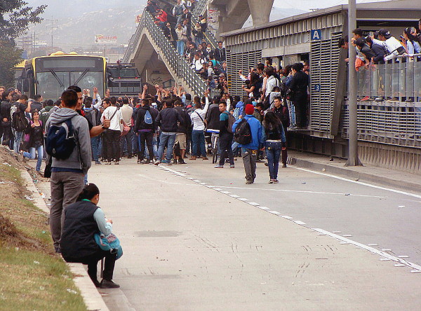 Las manifestaciones ciudadanas contra el mal servicio en Transmilenio fueron pacíficas hasta la llegada del Esmad. Foto: Camila Ramírez.