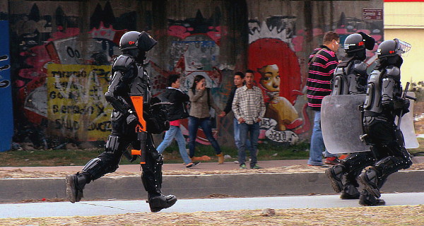 Agentes del Esmad persiguen a manifestantes en Soacha. Foto: Camila Ramírez.