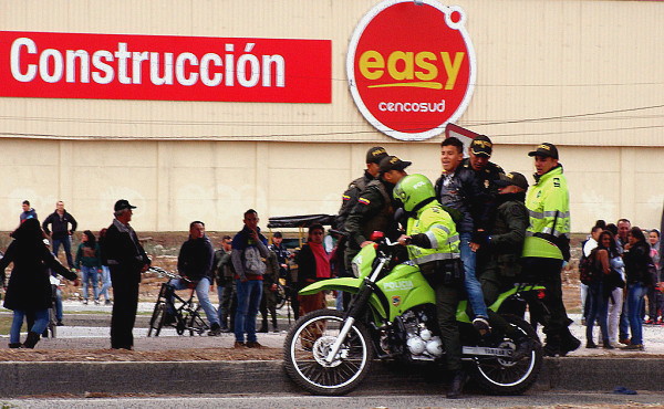 Decenas de personas fueron detenidas y conducidas a camiones en motocicletas por la Policía. Foto: Camila Ramírez.