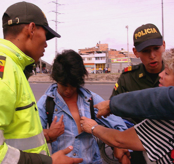 Vecinos impiden detención de un menor de edad y reclaman a policías por las lesiones que le han causado. Foto: Camila Ramírez.